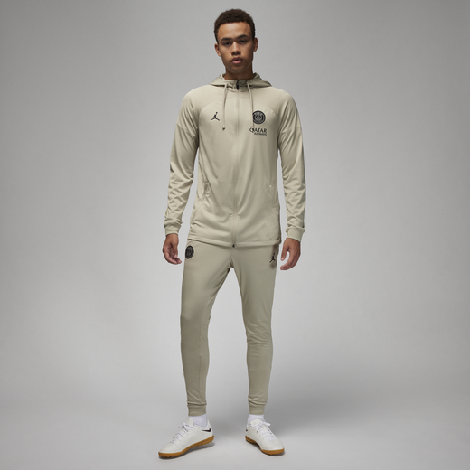 Check Out Nike Men's Tracksuits: Comfort & Style